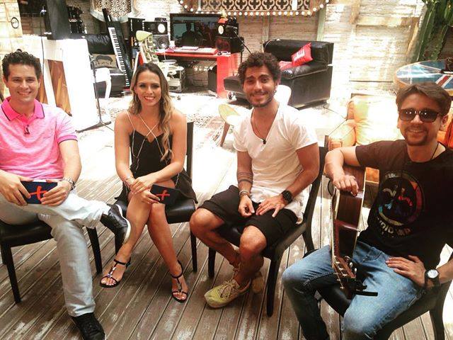 Cultura95's tweet photo. ✔ #BruninhoeDavi ★ @BruninhoeDavi ★no #MaisCaminhos ☛ https://t.co/vLiNwG9N08 #ShowBeD #depoisdas3 #BeijaFlorMeBeija https://t.co/CaJDcG49Bt