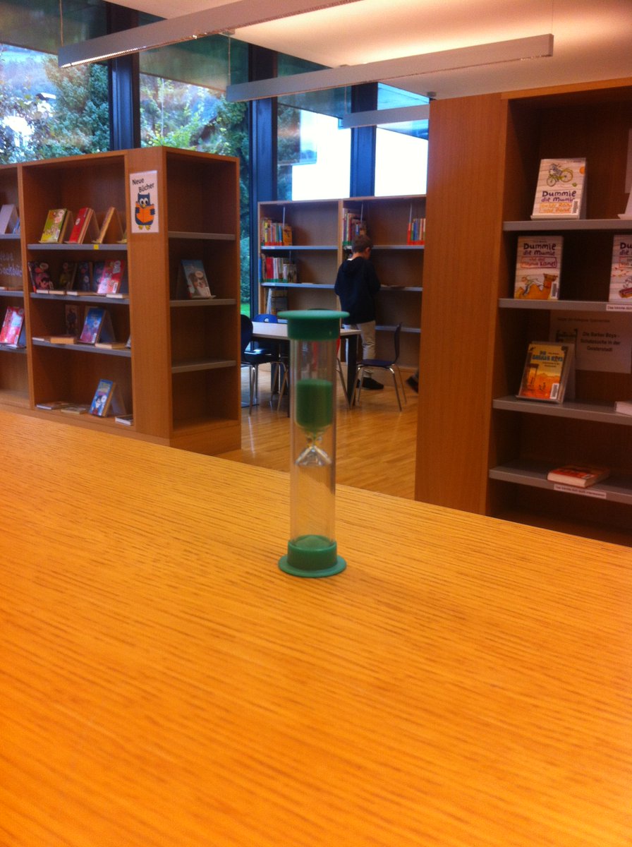 Eine Lehrerin, die die Schüler einzeln in die Bibliothek schickt, gibt ihnen immer auch folgendes mit: