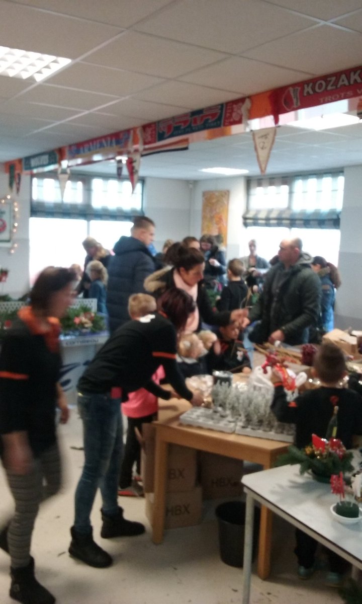 SVVVKatwijk's tweet photo. #Kerststukjes maken #minioren #F-jeugd #vvKatwijk @vvkatwijkjeugd https://t.co/JyIEAReF5Q