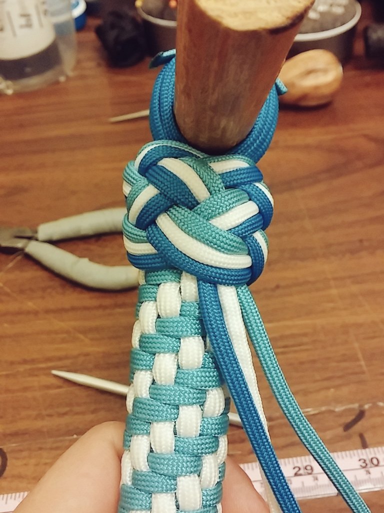 MadeOfOw's tweet photo. Currently in progress. #Paracord #MyDateForTheNight #kinkycrafting #flogger #MessyWorkbench #ToilingTheNightAway https://t.co/7JZHDSPLBR