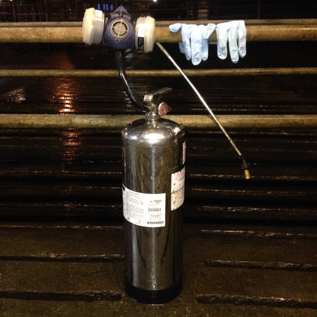 Richard__Bosma's tweet image. We keep our heifers feet healthy w. 5% Form. applied by fire extinguisher easily pressurized by tire valve stem.