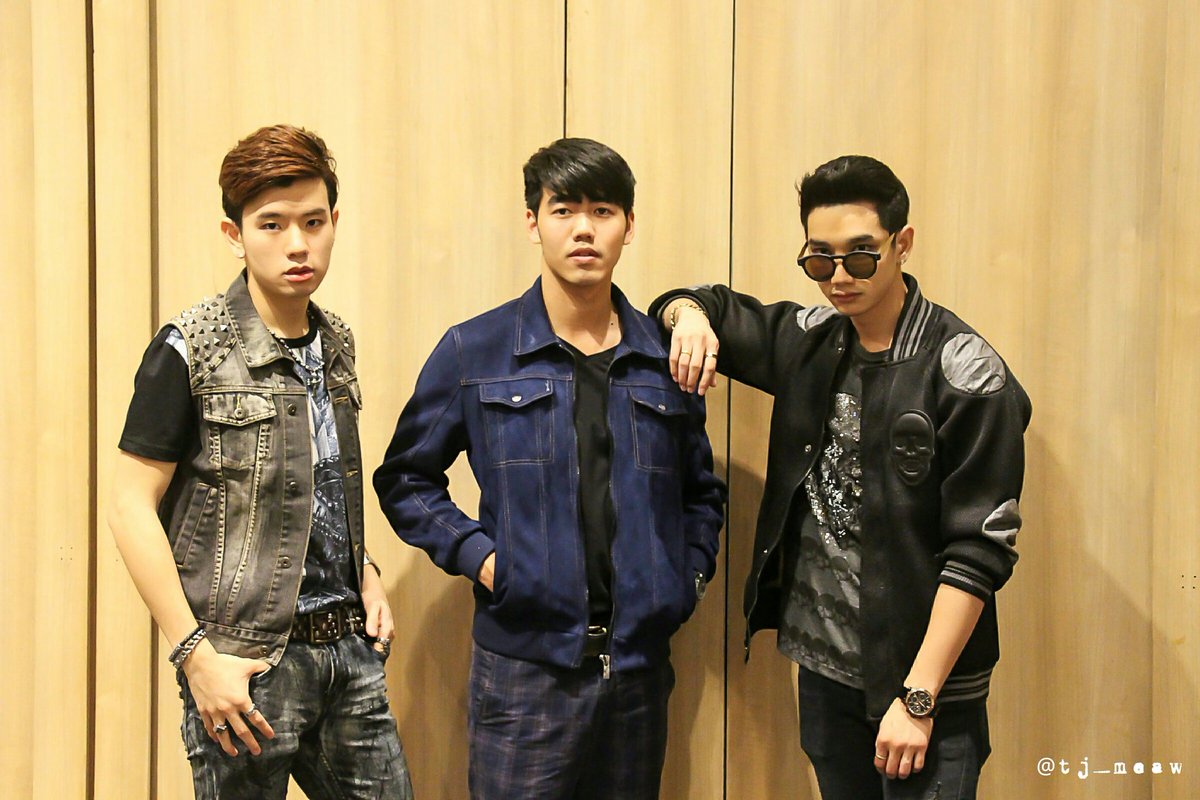tj_meaw's tweet photo. 3 หนุ่ม วงสามพยางค์ @MagicSpellz2 @poon157 @Af11May https://t.co/oZvz82dQFq