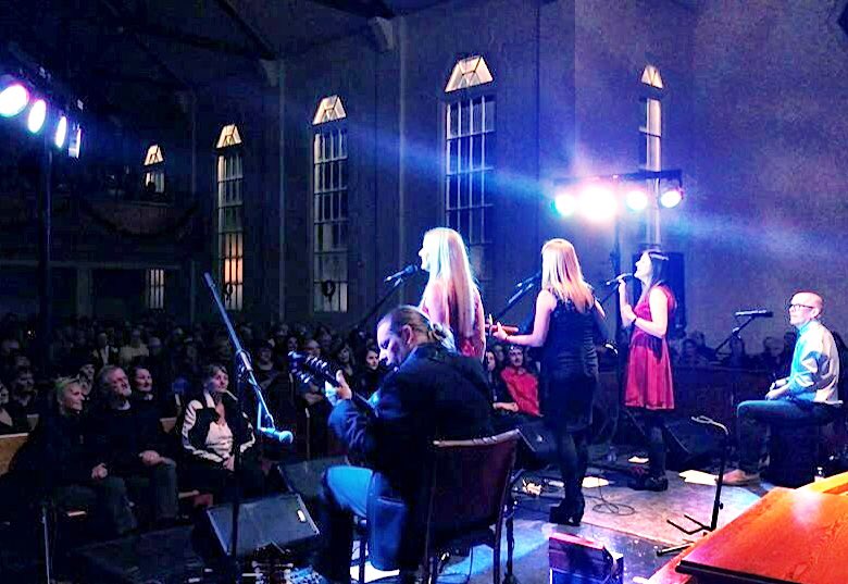 ENNISmusic's tweet photo. Great night in CB. On our way to GFW! #falalalala @LimehouseMedia https://t.co/JjLrlmxMye