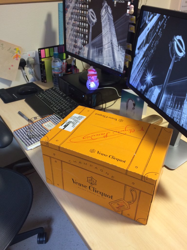 amy_becki's tweet photo. Definitely the best thing ever to land on my desk! #generousboss cc: @pus27 @DrSamRay https://t.co/XjKY5ay6Ob