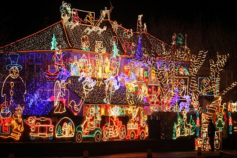 WAFEFXMAS's tweet photo. ALEX GOODHIND*S 30,000K #MELKSHAM #CHRISTMASLIGHTS #XMASLIGHTS #CHRISTMAS #UK #WAFEFXMAS @WAFEFXMAS #WAFEF https://t.co/Po5AoV1VHT