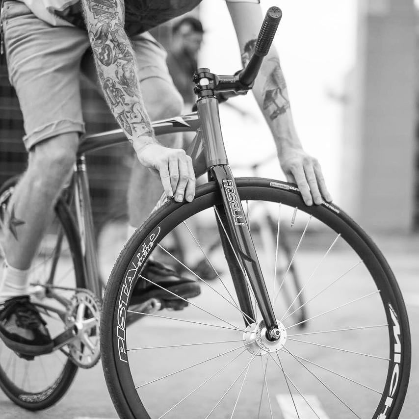 InstaBicycle's tweet photo. Via @gcrfixed86: @gcrfixed86 #fixed #fixedgirls #fixedgirl #fixedgear #fixie #singlespeed … https://t.co/NxSkDtrOfW https://t.co/5YJc9X0Xhv