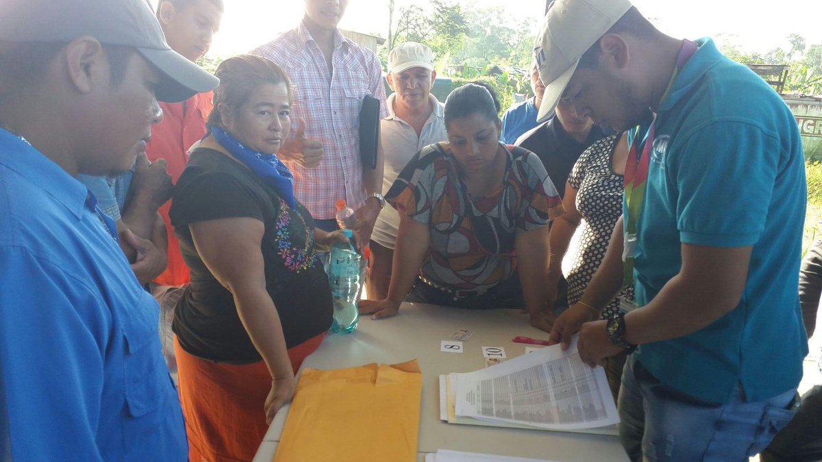 MIVIOTPma's tweet photo. Unas 302 personas se verán beneficiadas hoy, con la entrega de asignaciones temporales de lotes en Bocas del Toro https://t.co/4yc5ETrZm8