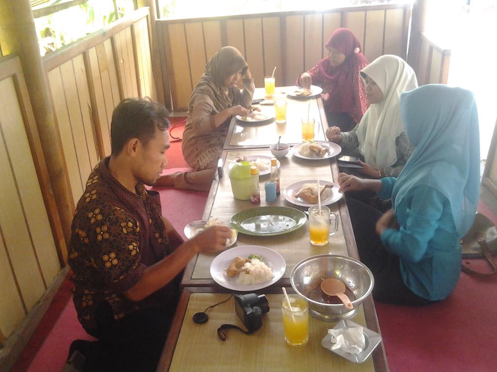 Menikmati makan bersama jajaran gemasaba kabupaten nganjuk