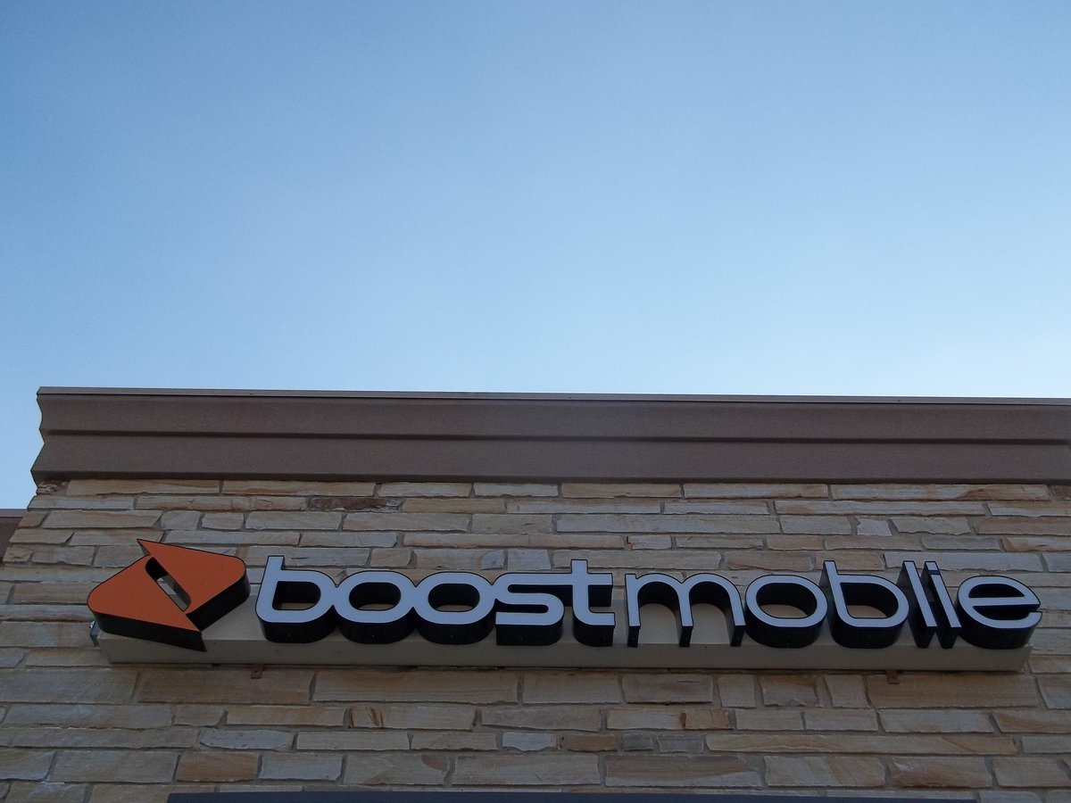 AgnewSigns's tweet photo. Boost Mobile on Cypress St in #westmonroe has a new set of raceway mounted channel letters. #signage https://t.co/Wmw8Q3gsst