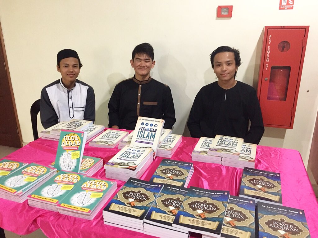 psainsfizik's tweet photo. Anda boleh dapatkan buku karya penceramah diluar dewan π
#JomSupportPSF #sentuhusm #mppusm https://t.co/4r0IIWQeGp