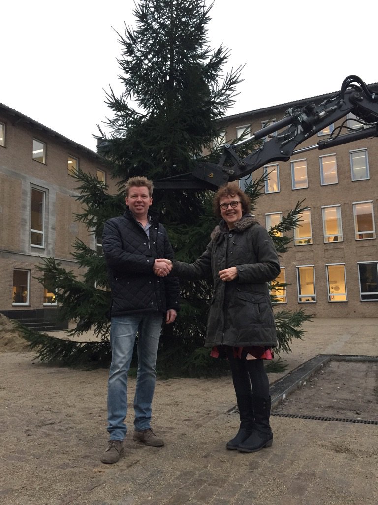 Aannemer @vVersseveld, die voorplein gemeentehuis opknapt, schenkt <a href="/Gem_Renkum/">Gemeente Renkum</a> mooie kerstboom! Leuk gebaar!!
