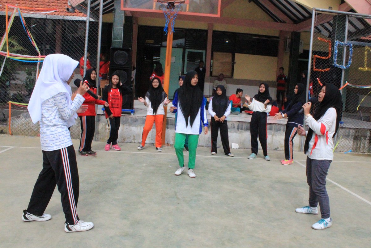 SMADDAOSIS's tweet photo. Aduh duh, penampilan karaokenya bagus dan suaranya enak,  semangat ya kak. . . 
#KAS2K15#OWLEBPlayhard https://t.co/5cqh7RVTWl
