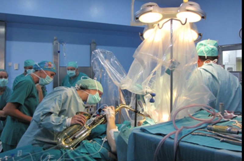 cordoba's tweet photo. Extirpan un tumor cerebral a un joven mientras toca el saxo para evitar daños
https://t.co/u8kMIy6uTr https://t.co/v46nwyz2Ej