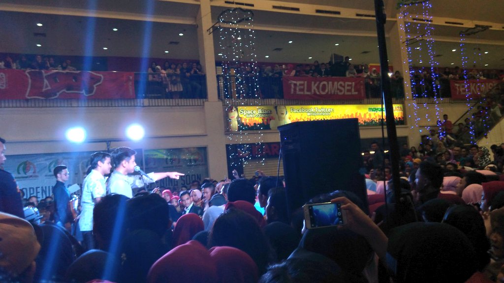 sayHIVI's tweet photo. "Semua teriak CURI!" kata @FebrianNindyo di Indie School Fest @osissmandatas Tasikmalaya. https://t.co/mlQNZoYwmG