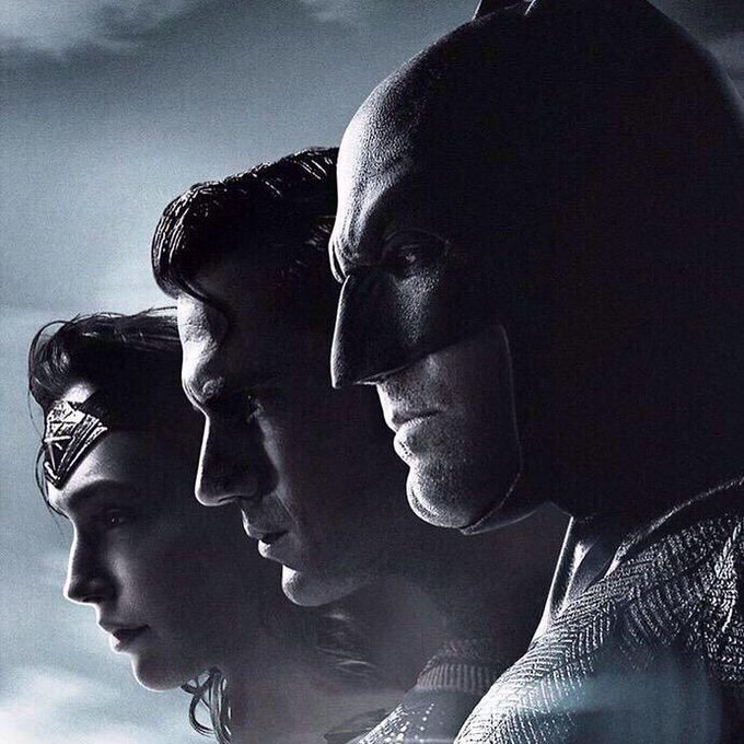 Batman V Superman バットマンvsスーパーマン Dcのコミックライターもツイート バットマン スーパーマン ワンダーウーマンが並ぶファンによる見事なイメージイラスト Batman V Superman バットマン Vs スーパーマン