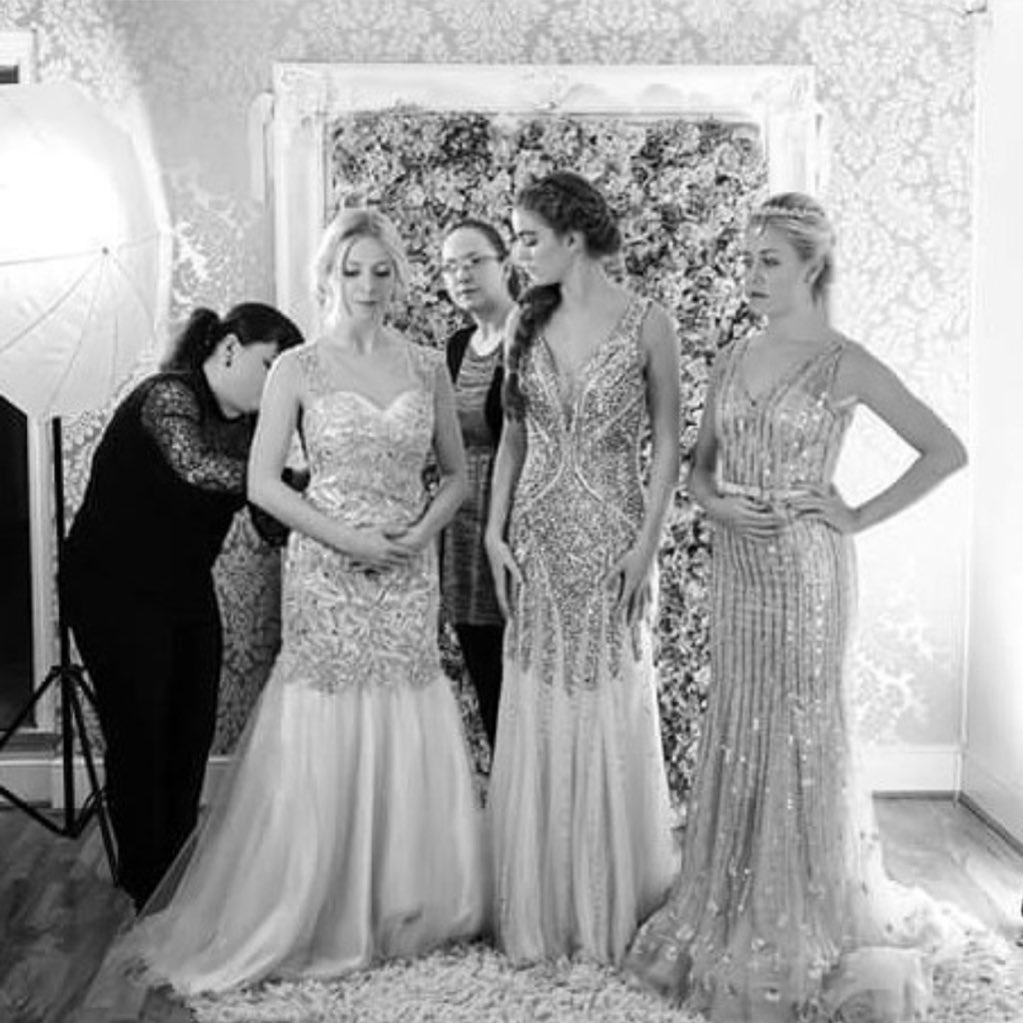 laurengwmodel's tweet photo. Me in the middle for prom shoot 💍 https://t.co/Wm5DkpI3lJ
