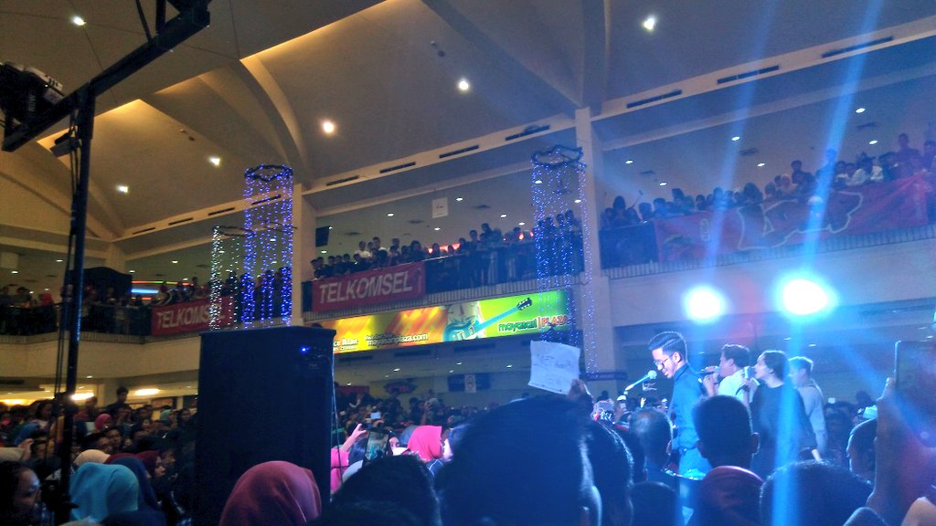sayHIVI's tweet photo. "Sama-Sama Tahu" di Indie School Fest @osissmandatas, Tasikmalaya #sst https://t.co/N1XAhjXY9D