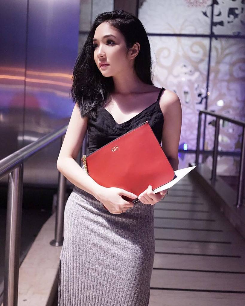 InstaArtis's tweet photo. Gisela Anastasia: Fall ini love with this @rounnbag clutch! #rounn #rounnbag https://t.co/Ad4MtYnROI