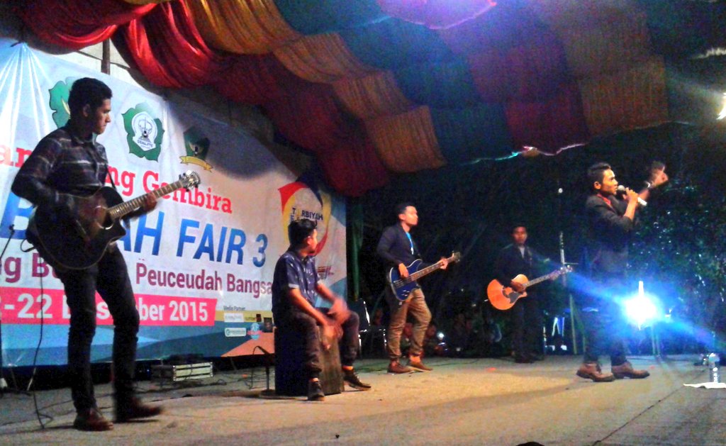 iloveaceh's tweet photo. Panggung Gembira Tarbiyah Fair 3 @UINarraniry dimeriahkan oleh live performance @amobaband mlm ini https://t.co/lSOoifa79U