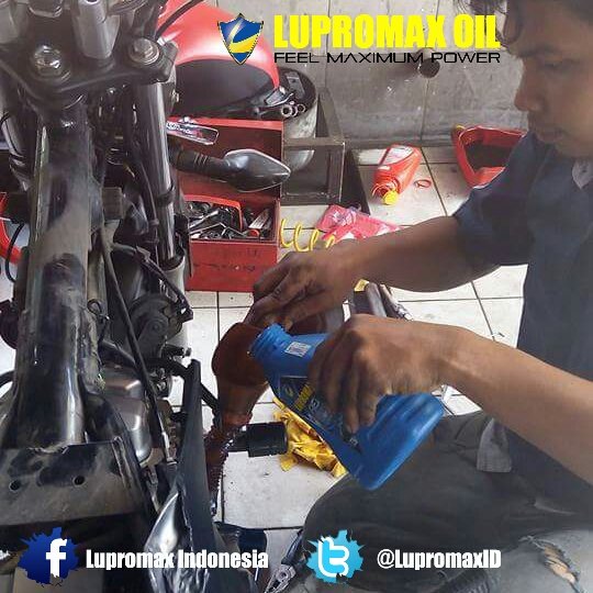 LupromaxID's tweet photo. Manjakan motormu dengan oli Lupromax  Aegle 4T SAE 10w40 👍😍 Rasakan Sensasi Tenaga Maximum @TSCsemarang https://t.co/1jL5Gxkx5H