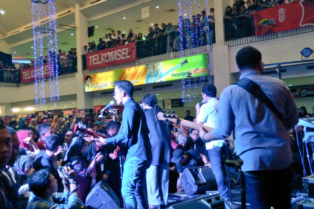 sayHIVI's tweet photo. "Bila kau jatuh cinta katakanlah jangan buang sia-sia" Indie School Fest @osissmandatas, Tasikmalaya. https://t.co/sWm4dsQdu9