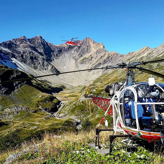 JUSTHELICOPTERS's tweet image. It's a tough life, but someone's gotta live it! 👍 Beautiful shot @nicotrombert. bit.ly/RotorcraftProP… #Helicopter