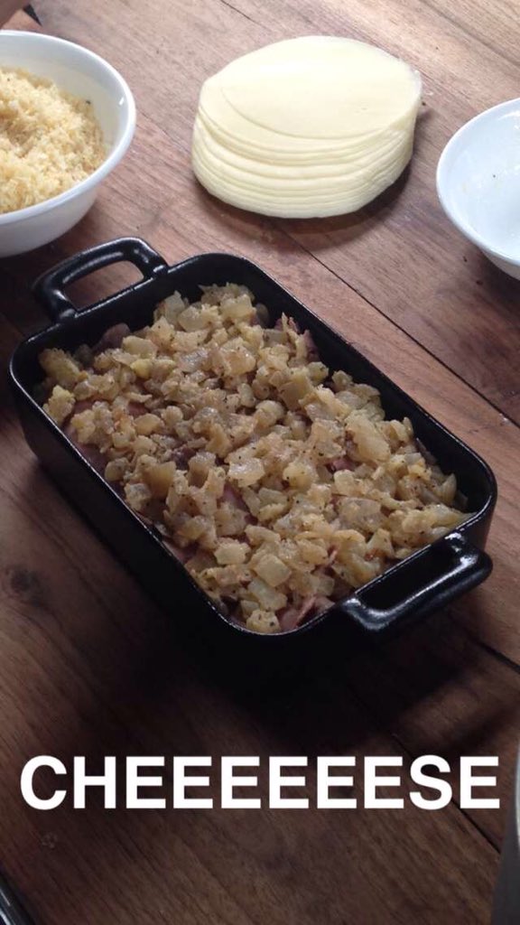 🧀‼️TEST KITCHEN‼️🧀
Come #behindthescenes as <a href="/perrysant/">Perry Santanachote</a> makes Philly cheesesteak macNcheese!

Live now ▶️THRILLIST◀️