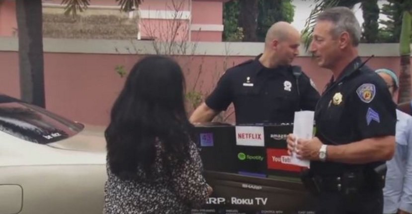 Elf hats tipped to @FLPD411 who pulled drivers over, not for tickets but for holiday cheer! bit.ly/1I9zu0w?utm_me… https://t.co/oRSA3qOoLN