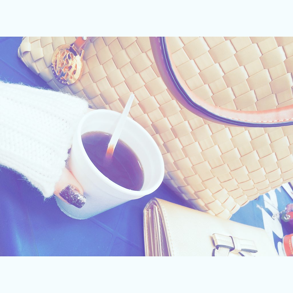 Han_oosha_'s tweet photo. In my college 🏢❄️☁️☕️ https://t.co/4TsAW09tpb