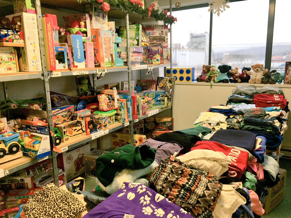 sandy_leong's tweet photo. I had a wonderful time volunteering w/ the Lower Mainland Christmas Bureau this week! #volunteering #toysforkids https://t.co/dtA6qCobNI