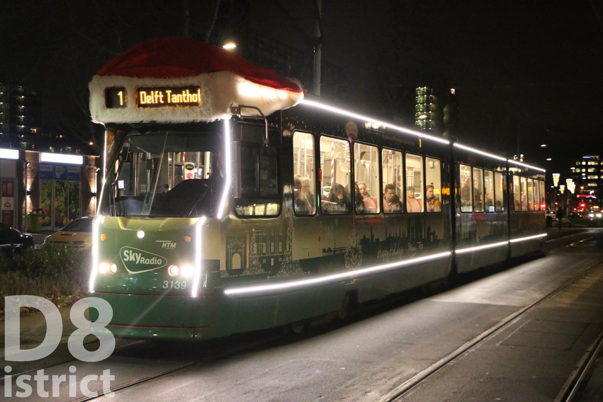 RedactieD8's tweet photo. De HTM is al helemaal in de kerstsfeer. Wat een gezellige trams rijden er toch rond in Delft https://t.co/lOKVnAxXe2