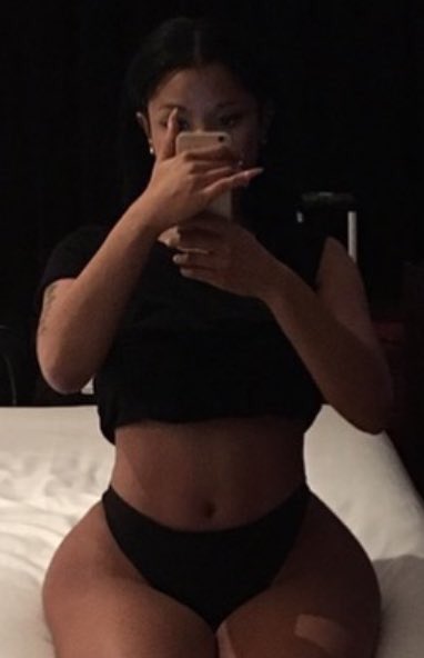 SamieeWrld's tweet image. I can't get over these mirror pics😻😛👏🏼 @NICKIMINAJ