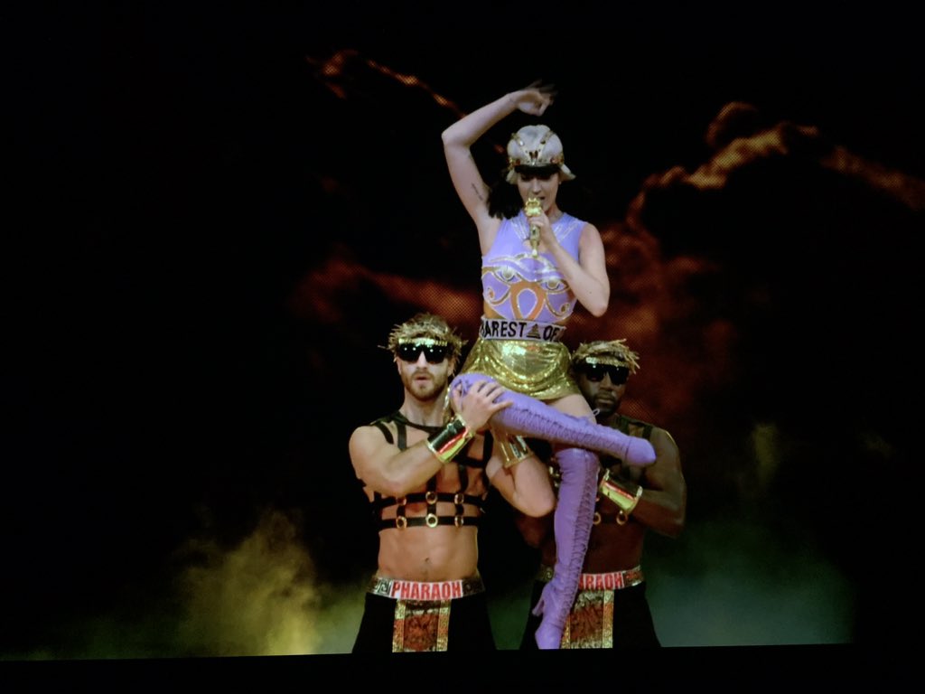 weirdguytho's tweet photo. SAY MY NAME! Siamo tutti #LegendaryLovers questa sera! @katyperryitalia #KatyPerryPWTL https://t.co/5ZPsjZmWZC