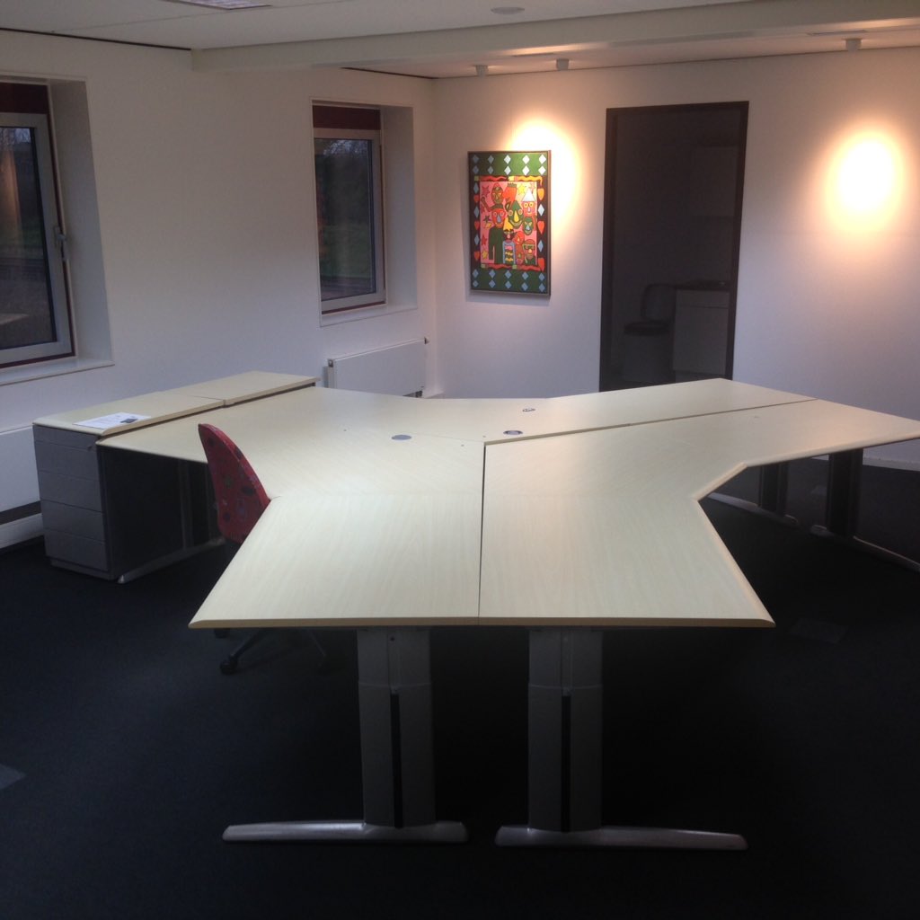 Dank #CommunicatiehuisDeLiemers voor kantoormeubilair en #VisserDuiven voor vervoer naar #spullenbank.