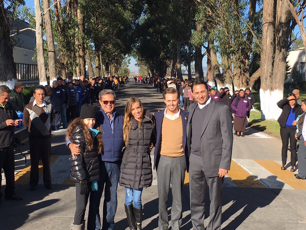 Pablo Peralta on Twitter "entregando aguinaldos con mi papa y mis