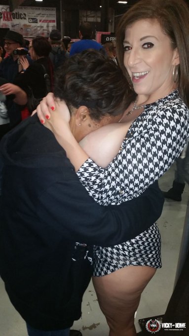 .....@SaraJayxxx gives GREAT #hugs... 
#ohmy 
rt https://t.co/syOMUUdmLy