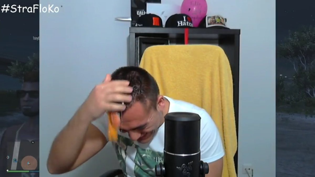 Manuellev_'s tweet photo. #StraFloKo Huevazo para la historia 😂 @ZokoYT @XxStratusxX https://t.co/670GOrxFuq