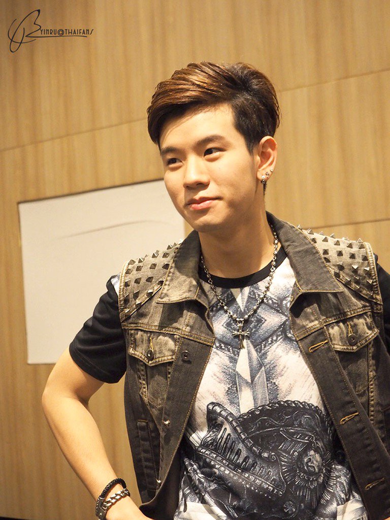 yinru_thaifans's tweet photo. #FashionKing CTW รูปเดี่ยวน้องปูน @poon157 https://t.co/iqG8rI0lzb