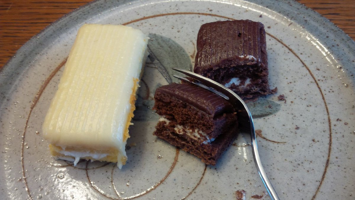 Enjoying delicious <a href="/mrsfreshleys/">MrsFreshleysSnacks</a> cakes, they are YUM! #MrsFreshleysIcers #ad izea.it/l5iJ7