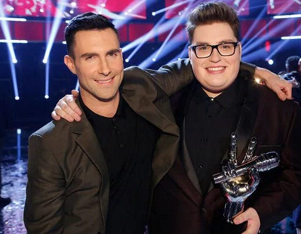 HollywoodLife's tweet image. Exclusive: @AdamLevine gives record labels dealing with @JordanSmithLive a message hollywood.li/EbAlXDI