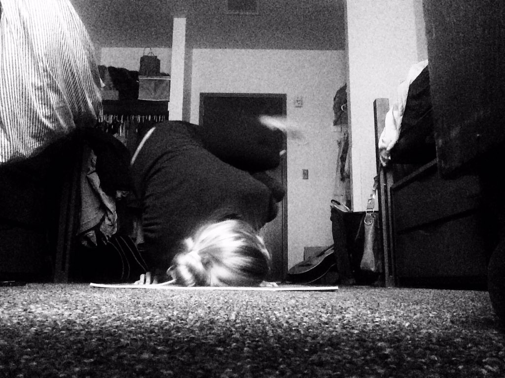 electricity88's tweet image. Did some yoga to start out the day... Self-timers catch the best and the worst moments #sidecrow #faceplant