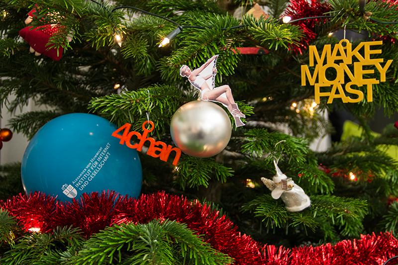 hiig_berlin's tweet photo. Braucht ihr noch Ideen für den #Weihnachtsbaumschmuck? #3dprinting #4chan #wrackingball #xmas https://t.co/zHFY0nPkes