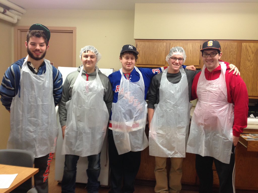 CusePhiKap's tweet photo. Today, the brothers of Phi Kap volunteered by making food with Meals on Wheels of Syracuse! https://t.co/uCYdL5QVVp