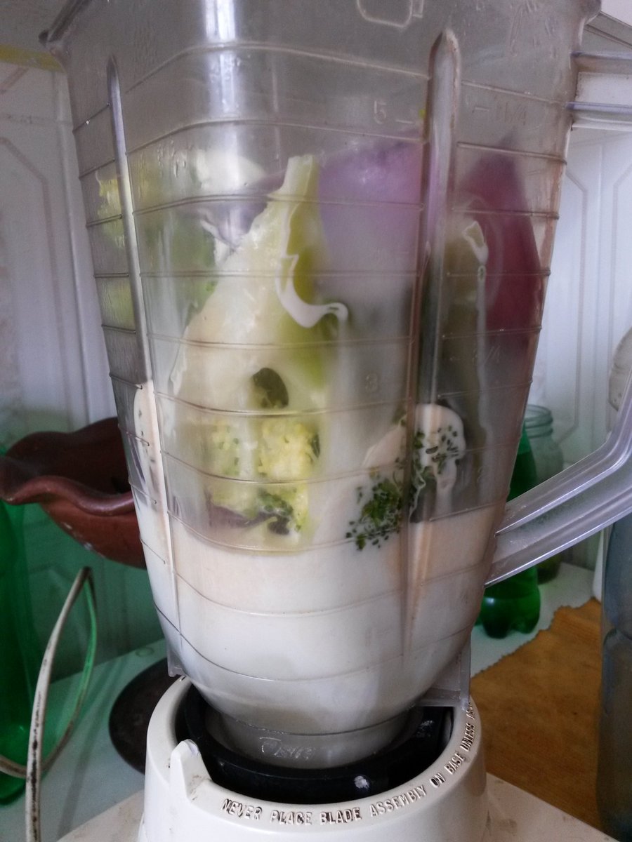CocinandocnMona's tweet photo. Después de todo lo que hablaron de verduras en #PushUpAtropellado me tenté con una crema de brócoli y cebolla morada https://t.co/0oJxzLeCt3