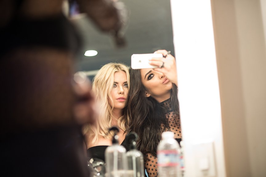 PLLonMax's tweet image. #ButtahBenzo on fleek in these behind-the-scenes photos from our #PLLposter shoot! @shaymitch @AshBenzo