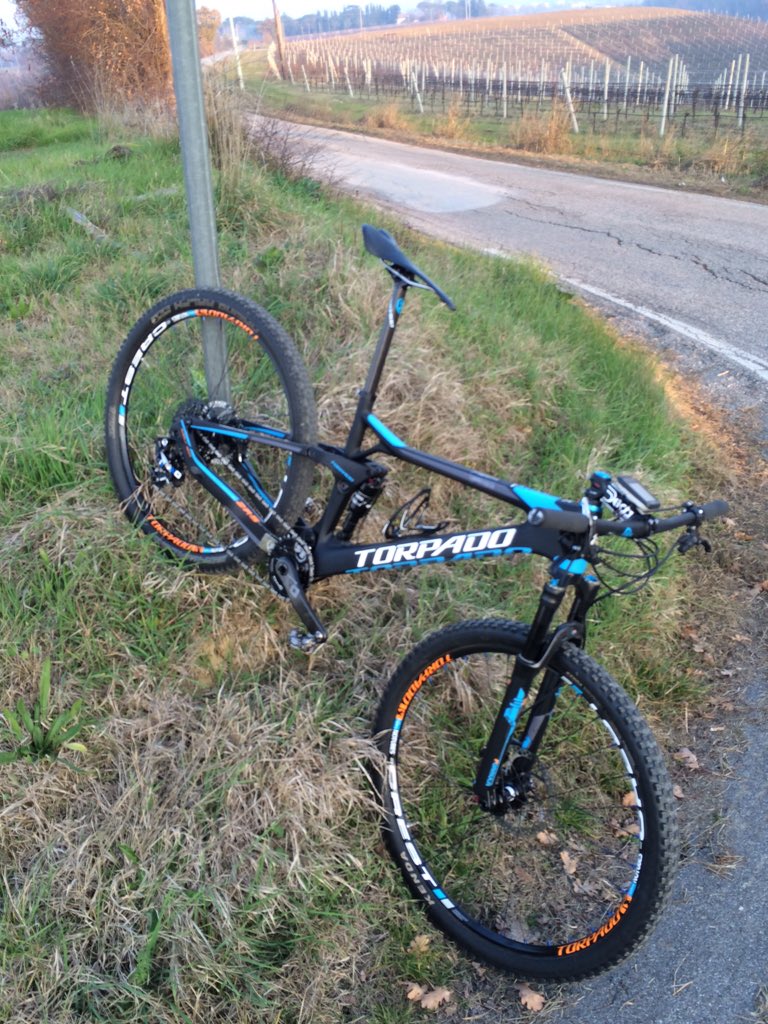 tini_stefano's tweet photo. Impressionante quanto possa andar bene @yaderzoli 😱😱👍👍😎😎🚲💨💨💨...#fatabizicleta #Burdel 🔝🔝 https://t.co/AoeKMOaBbg