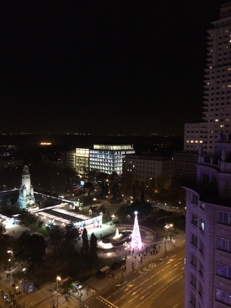 Westleyorobert's tweet photo. Arranca el show junto a #TheMagicFactory #Madrid #PlazadeEspaña #magicshow https://t.co/HwHz5ecgtB