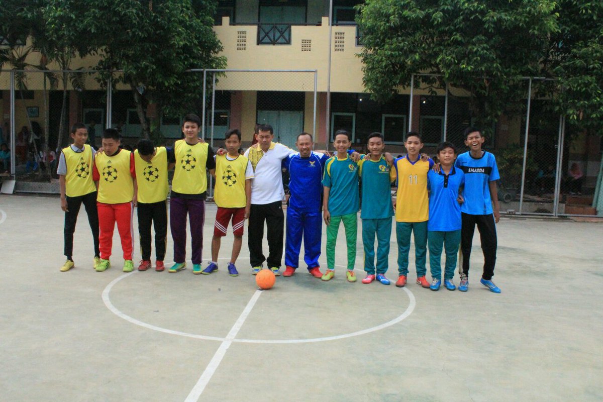 SMADDAOSIS's tweet photo. Inilah yang menjadi final futsal, cie. .  Foto bareng sama Pak Karyanto dan pak Dwi. 
#KAS2K15#OWLEVPlayhard https://t.co/YJL9h8CfhN