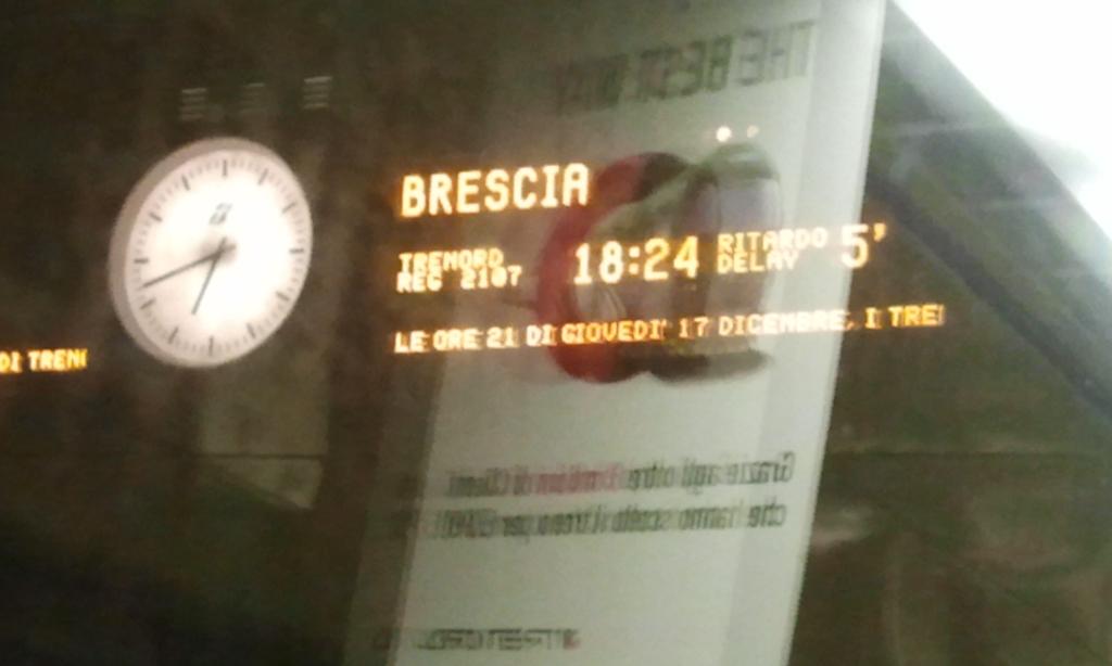 luciolor's tweet photo. La relatività con @TRENORD_miVR: dovevamo partire a 18.24, l'orologio segna 18.42, ma i minuti di ritardo sono... 5! https://t.co/wyUDtBk9Fq