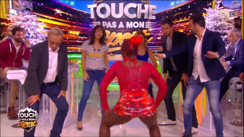 TPMS's tweet photo. Du coup tout le monde danse le twerk sur le plateau ! #TPMS https://t.co/vgNtgm4uyi